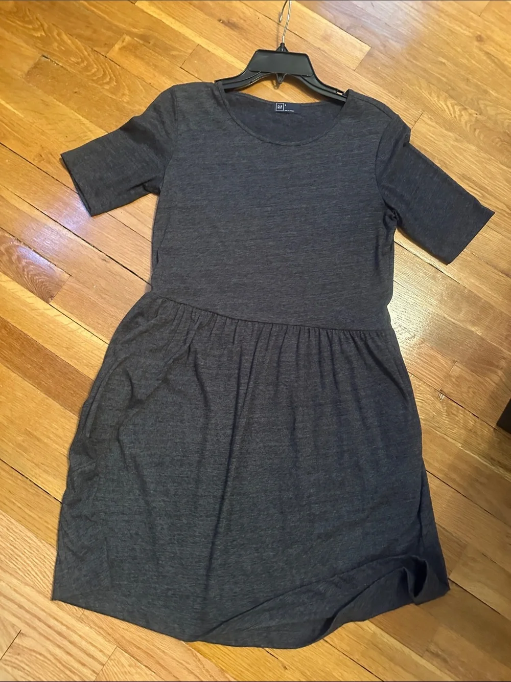 GAP charcoal gray/ Black Short Sleeve smock style Tee dress with pockets